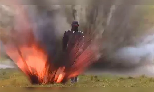 Mulher caminha entre explosões e fogo com armadura indestrutível; veja vídeo