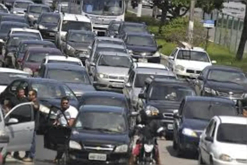  50% dos motoristas brasileiros admitem usar celular ao volante - Foto - Tribuna do Norte 