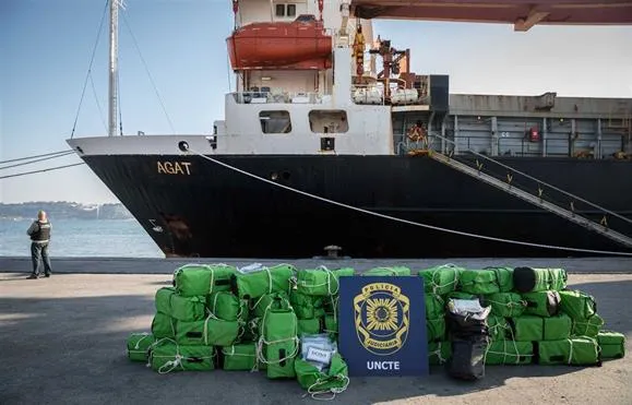 Droga era transportada num navio de contêineres que foi também apreendido - Foto - Reprodução/Euronews