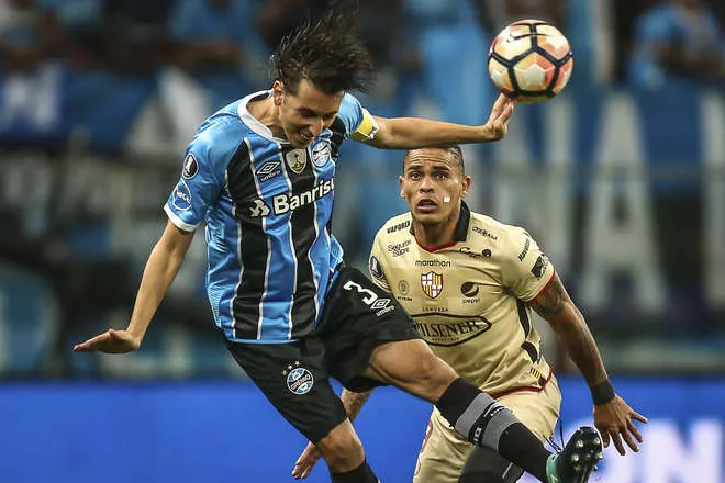 O Grêmio tinha a vantagem de perder por até dois gols de diferença após vencer o jogo de ida por 3 a 0 - Foto: AFP