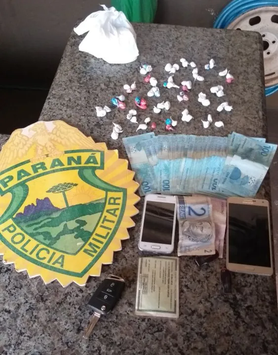 PM de Ivaiporã prende foragido e dois comparsas com 73 buchas e pacote com 139 gramas de cocaína