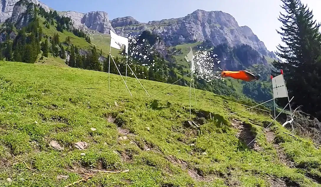 Vídeo mostra o salto mais radical de base jumping com obstáculos - Imagem: Reprodução/YouTube