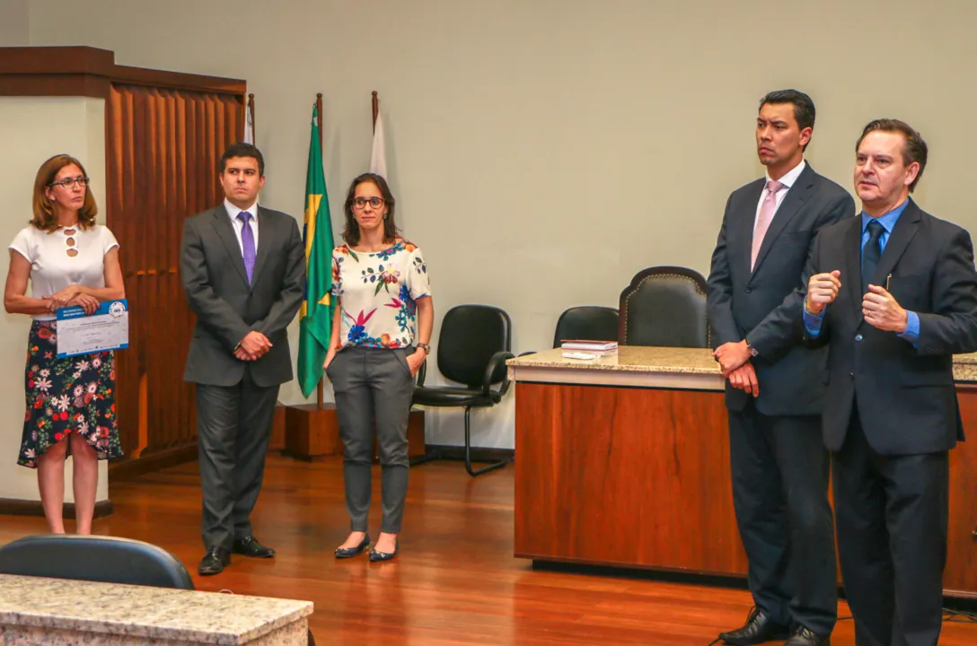 Patronato municipal apresenta selo do prêmio ODS aos juízes de Apucarana