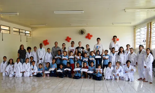 Alunos de Jardim Alegre serviço social recebem quimonos
