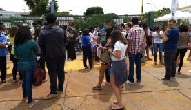 Alunos aguardam abertura dos portões dos locais de prova do Enem 2017 em BrasíliaValter Campanato/Agência Brasil