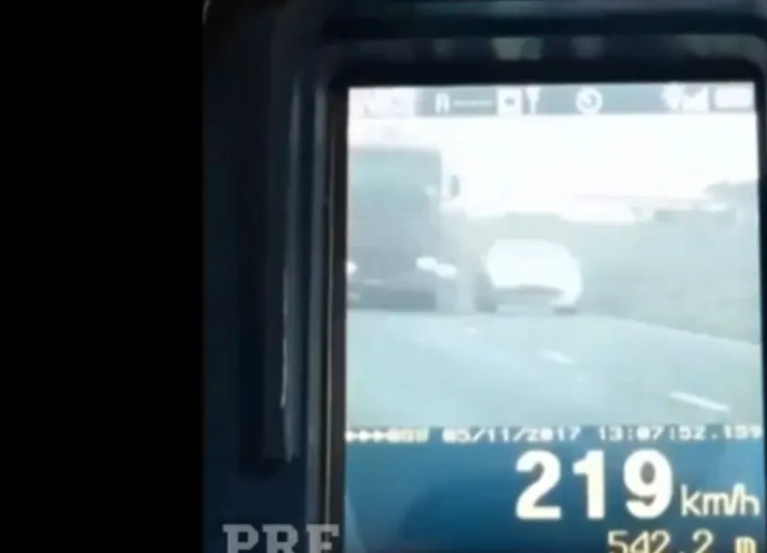 No vídeo do radar é possível ver um carro seguindo pela rodovia em alta velocidade. Foto: PRF