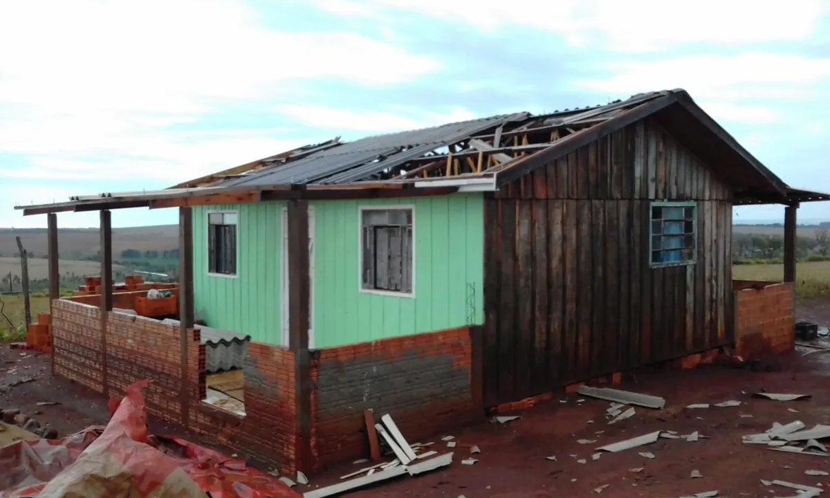 Casas foram destelhadas nos distritos de São José e Nova Amoreira. Foto: Colaboração/WhatsApp