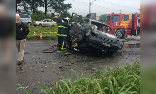 Cinco morrem após carro 'rampar' e cair sobre outro veículo