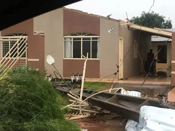 Vinte e cinco casas foram destelhadas com a força do temporal