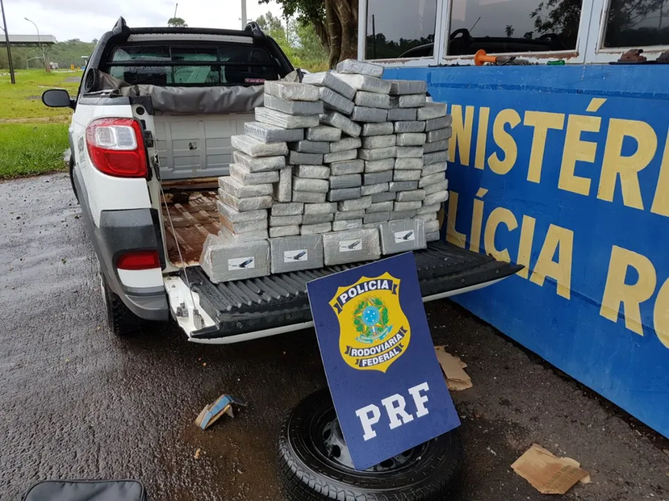 Apreendidos em Alto Paraíso, os 105 quilos da droga seriam entregues em Umuarama (PR); duas pessoas foram presas. FOTO - PRF