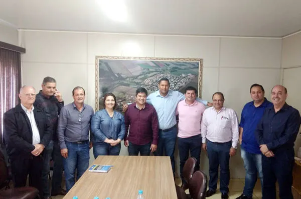 Prefeitos de nova associação reunidos em Lidianópolis (Foto: Divulgação)