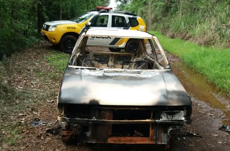 Carro foi incendiado após ter motor, pneus e outros itens furtados. Foto: Divulgação/PM