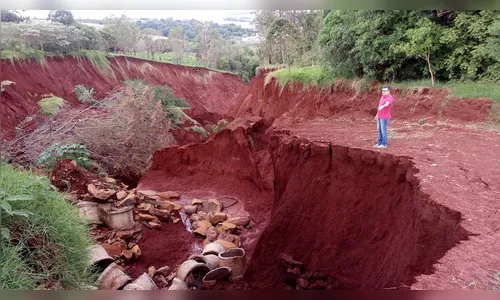 Cratera cede cada vez mais e vereador pede providências
