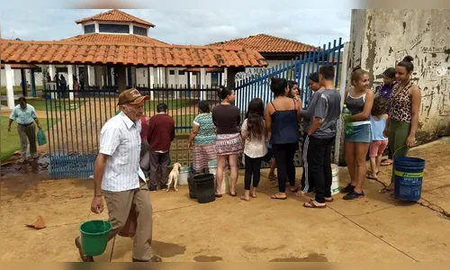 Moradores de seis cidades do norte do Paraná sofrem com a falta de água devido ao temporal