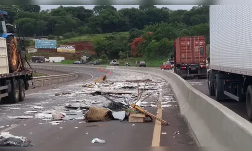 Caminhão carregado com granito e mármore tomba e atinge três motos e dois carros na PR-445