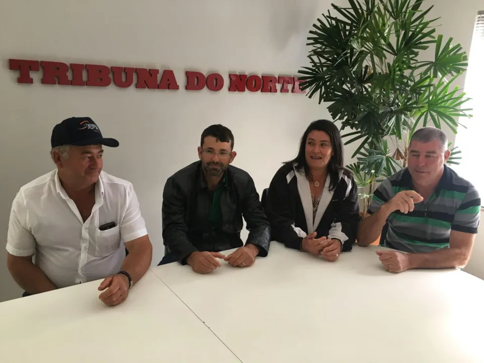 Os produtores rurais José Carlos Victurini e Ueder Santos acompanhados dos vereadores Maria Benedita e Maurídio Garcia Jr. (Foto - Fernanda Neme)