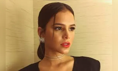 Bruna Marquezine recupera mala perdida em Uber e elogia motorista: 'Honesto'