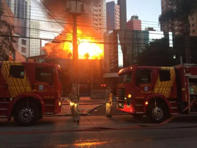 Incêndio destrói prédio de clube recreativo em bairro nobre de Curitiba - Foto: Banda B