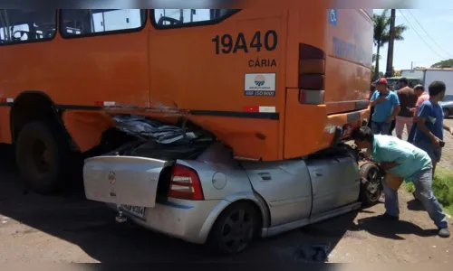 
							Carro fica embaixo de ônibus após grave acidente
						
						