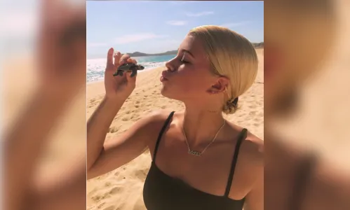 Filha de Lionel Richie provoca polêmica ao pegar filhote de tartaruga marinha