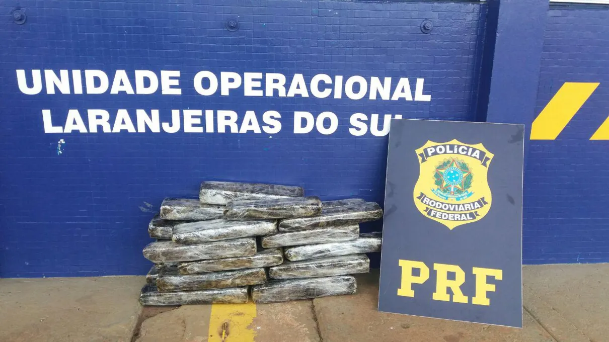 Droga foi encontrada no porta-malas de carro ocupado por dois homens; ambos foram presos por tráfico de drogas. | Foto - PRF