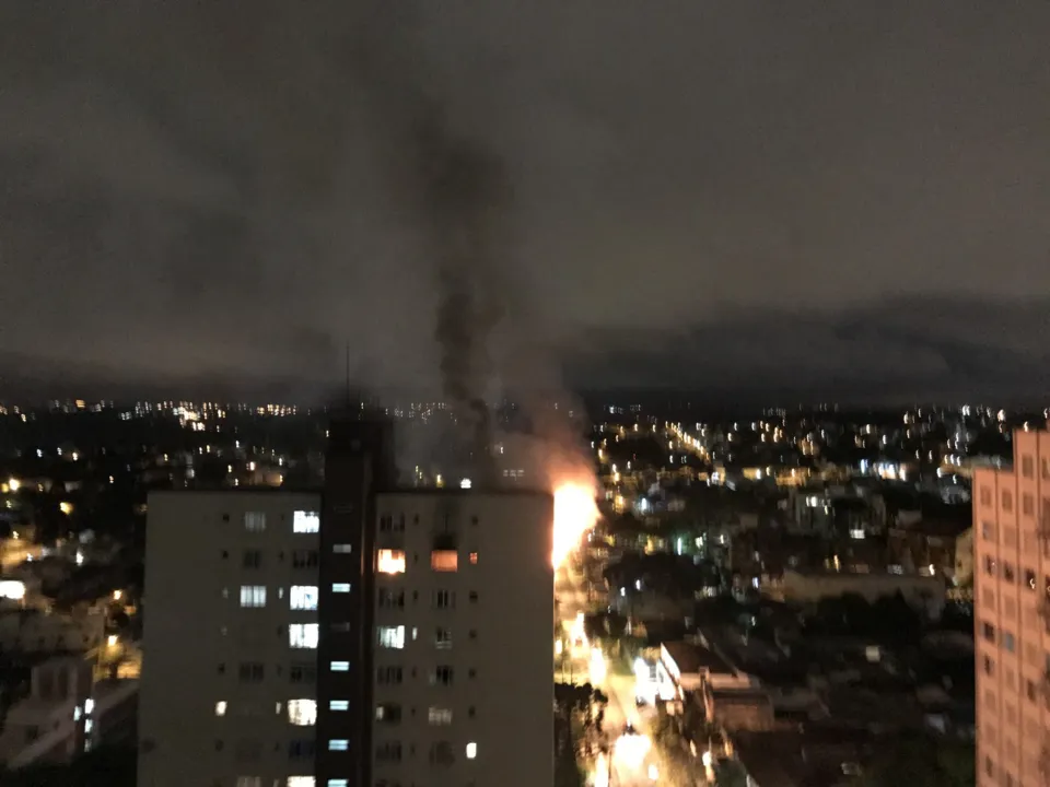 Chamas atingiram o 15º e penúltimo andar do edifício: um morte e um ferido - Foto: Cláudia Fonseca/Vc na RPC