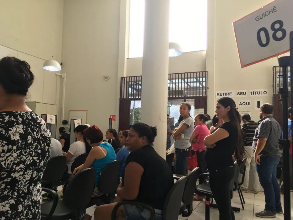 Eleitores comparecem ao Fórum Eleitoral para recadastramento biométrico. | foto - Nathalie Bagatini