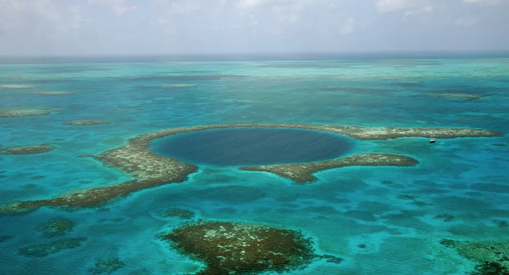 buraco azul que se encontra no coração da Grande Barreira de Coral (recife de coral na Austrália) sempre atraiu a atenção dos pesquisadores - Foto: CC BY 2.0 / 2il org