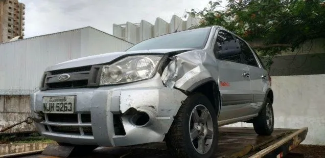 Carro das vítimas foi atingido por tiros. Foto: Rádio Cultura Foz