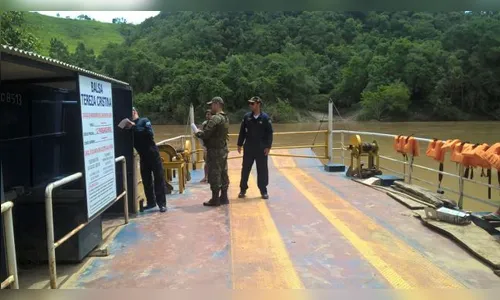 Marinha lacra balsa no Vale do Ivaí ao constatar irregularidades e riscos