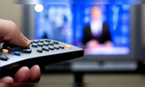 Apresentador da TV Globo é flagrado fazendo comentário racista