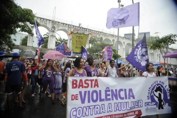 Grupo faz passeata pelas ruas da Lapa em defesa dos direitos das mulheres e contra a violência. Foto - Agência Brasil