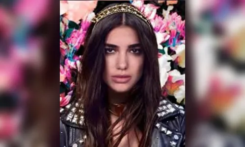 Cantora Dua Lipa desembarca no Brasil e causa tumulto em aeroporto