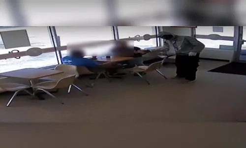 Ladrão distribui donuts a fregueses em assalto a confeitaria; veja vídeo