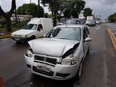 Colisão envolveu um veículo GM Meriva e um Fiat Siena - Imagem: colaboração do internauta Eder Rosseti