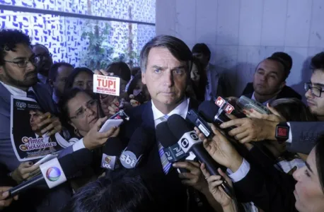 Bolsonaro poderá sair da maca pela primeira vez, diz hospital