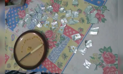 Moça é presa com maconha, cocaína e crack em Arapongas