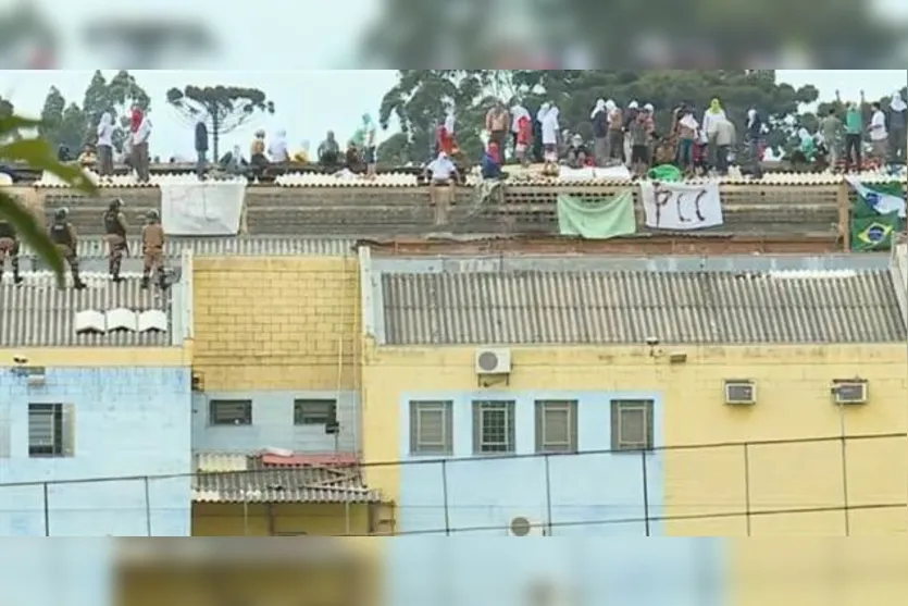  Mais de 80 presos rebelados estão no telhado da penitenciária e  ameaçam cortar a cabeça de outro refém - Foto: Foto: Tarobanews 