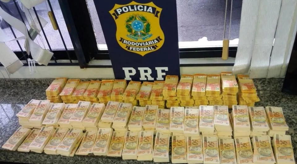 Motorista é preso pela PRF transportando cerca de R$ 800 mil em notas falsas - Foto: Divulgação/PRF