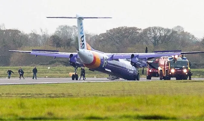 Avião faz aterrissagem de emergência 'de nariz' e sem trem dianteiro - Reprodução - Twitter