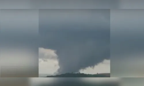 Internauta flagra nuvem funil durante temporal no PR; veja vídeo