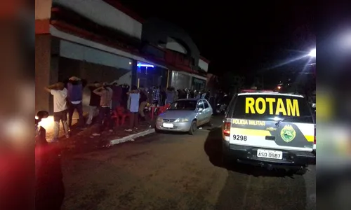 PM realiza arrastão, encontra 17 menores à noite em tabacaria e apreende cocaína