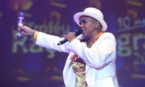 Sandra de Sá se casa aos 62 anos vestindo camiseta e calça jeans