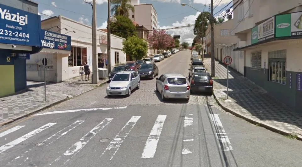 Cruzamento da Rua Mateus Leme com a Avenida Senador Xavier da Silva, onde três jovens foram atropelados - Foto: Reprodução/Google Street View