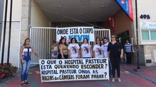 Família de bebê cujo corpo sumiu protesta em frente a hospital - Foto: Extra/Reprodução