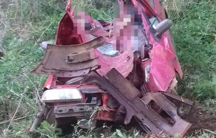 Carro se transformou em ferro retorcido após acidente: dois jovens morreram - Foto: A Rede/Reprodução