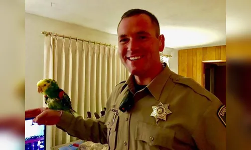 Polícia é acionada após papagaio gritar por socorro