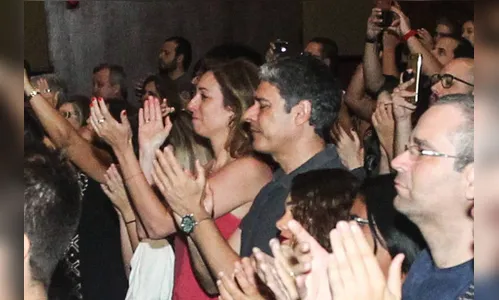 William Bonner aparece com namorada e internautas não perdoam