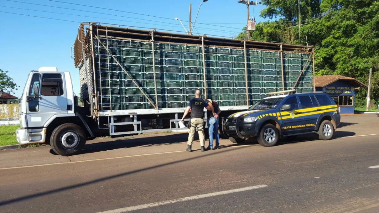 Homem foi preso em flagrante; droga estava escondida em um fundo falso no caminhão (Foto: Divulgação/PRF )