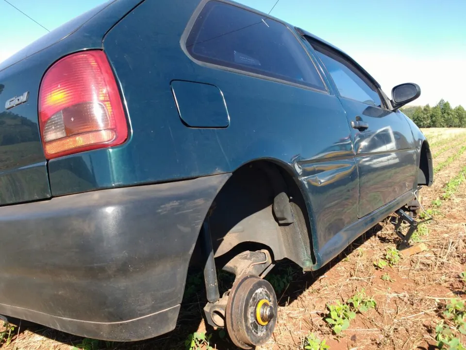 Carro furtado em Arapongas é encontrado 'depenado' em Apucarana. Foto: Colaboração/WhatsApp